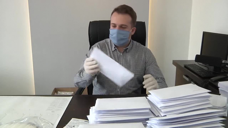 2020-04-15maseczki.mp4